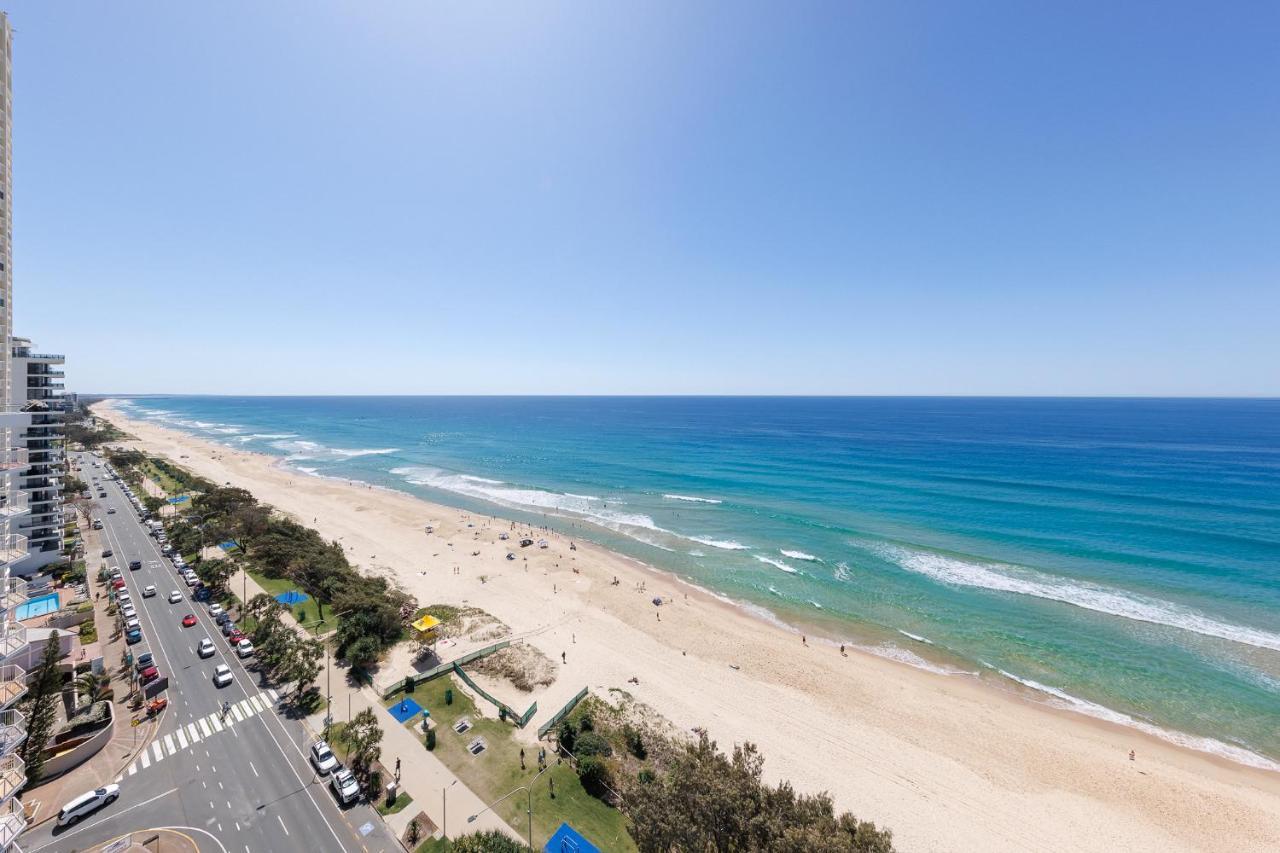 גולד קוסט Meriton Suites Surfers Paradise מראה חיצוני תמונה The beach at the resort