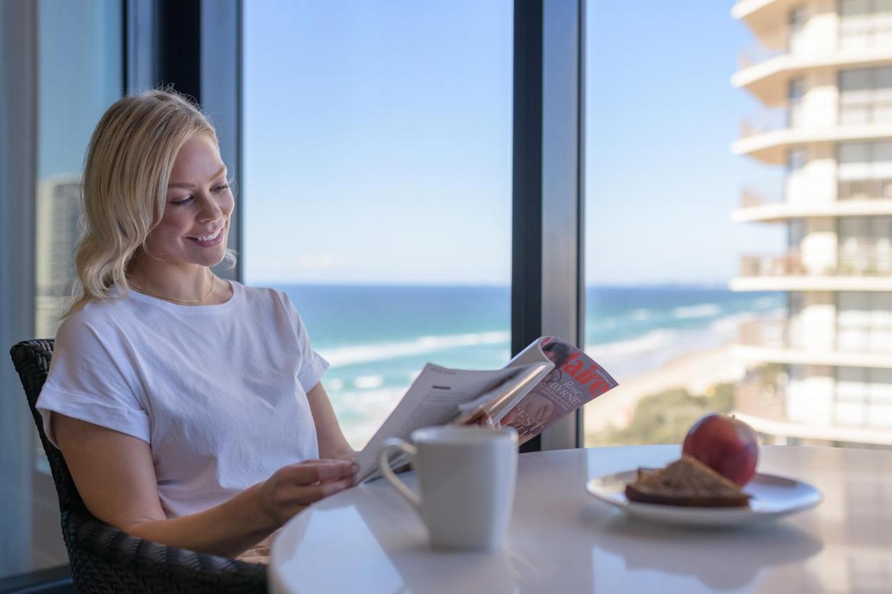 גולד קוסט Meriton Suites Surfers Paradise מראה חיצוני תמונה A guest enjoys breakfast at the beachside balcony