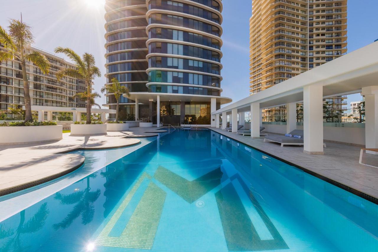 גולד קוסט Meriton Suites Surfers Paradise מראה חיצוני תמונה The swimming pool at the hotel