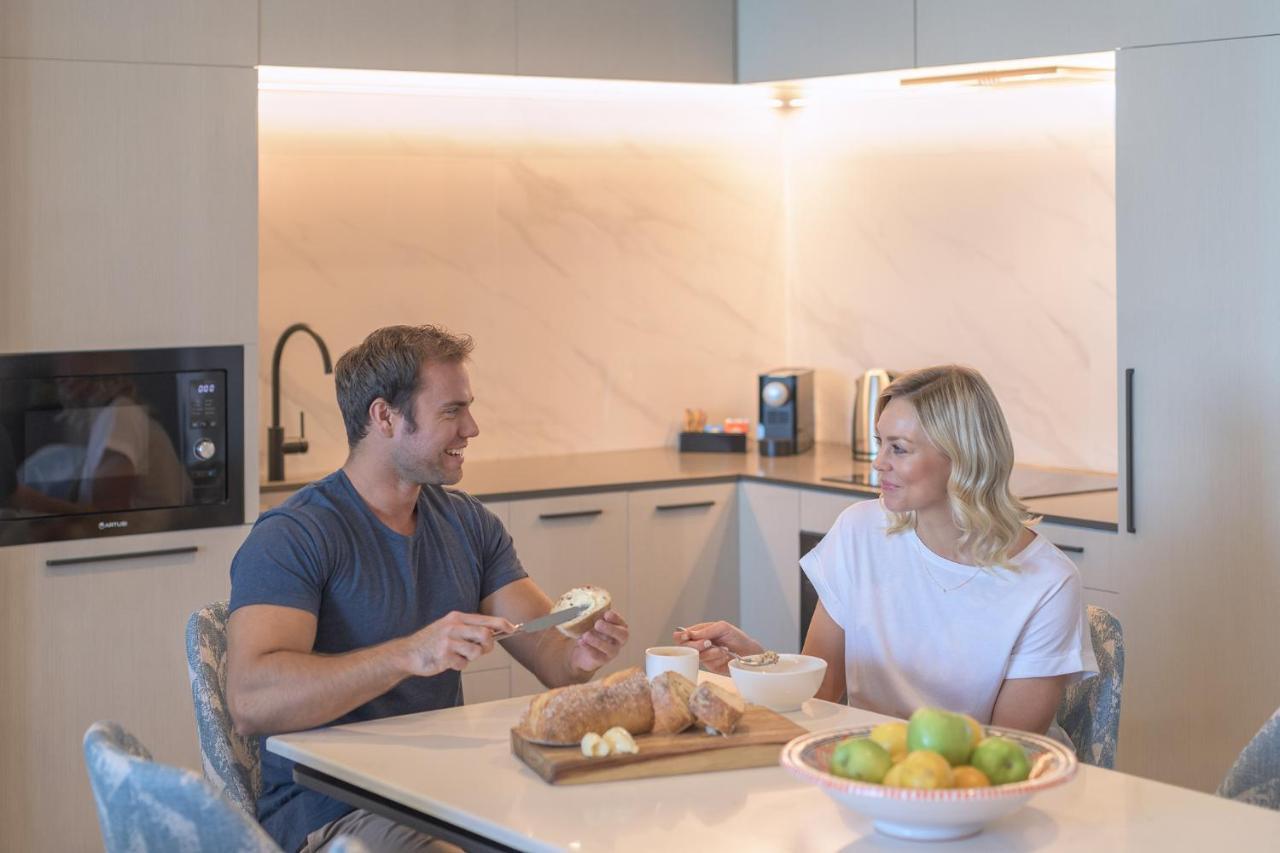 גולד קוסט Meriton Suites Surfers Paradise מראה חיצוני תמונה A couple eating in a kitchen