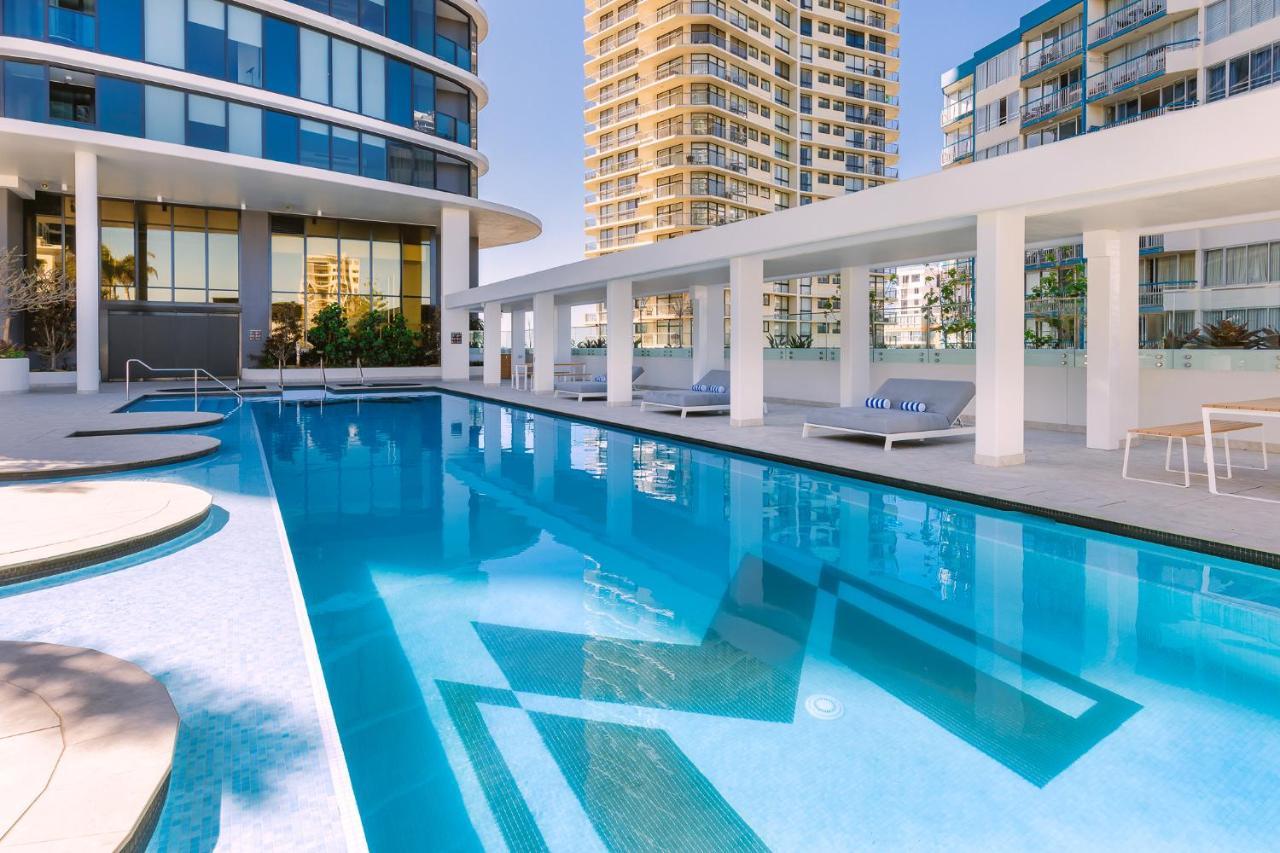 גולד קוסט Meriton Suites Surfers Paradise מראה חיצוני תמונה The swimming pool at the hotel