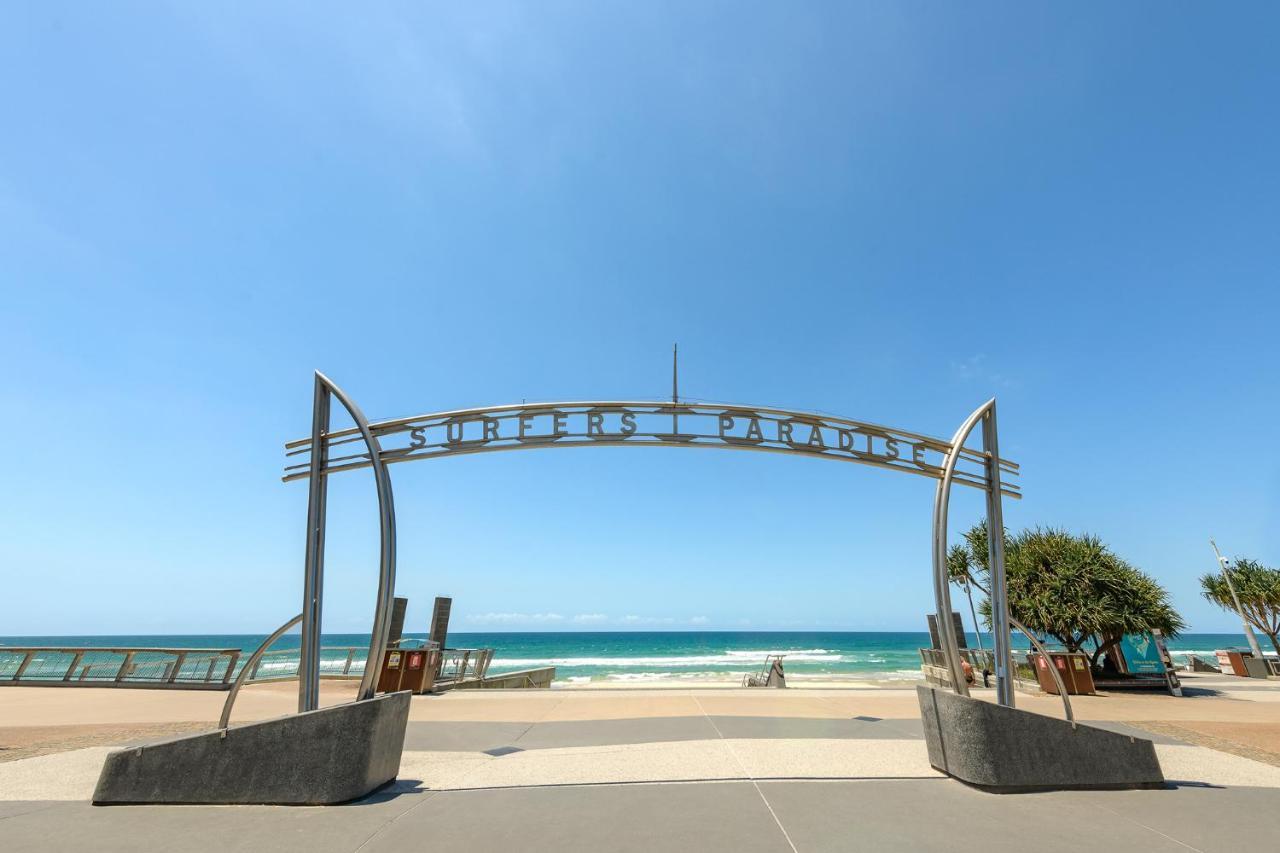 גולד קוסט Meriton Suites Surfers Paradise מראה חיצוני תמונה The entrance to the beach at Surfers Paradise