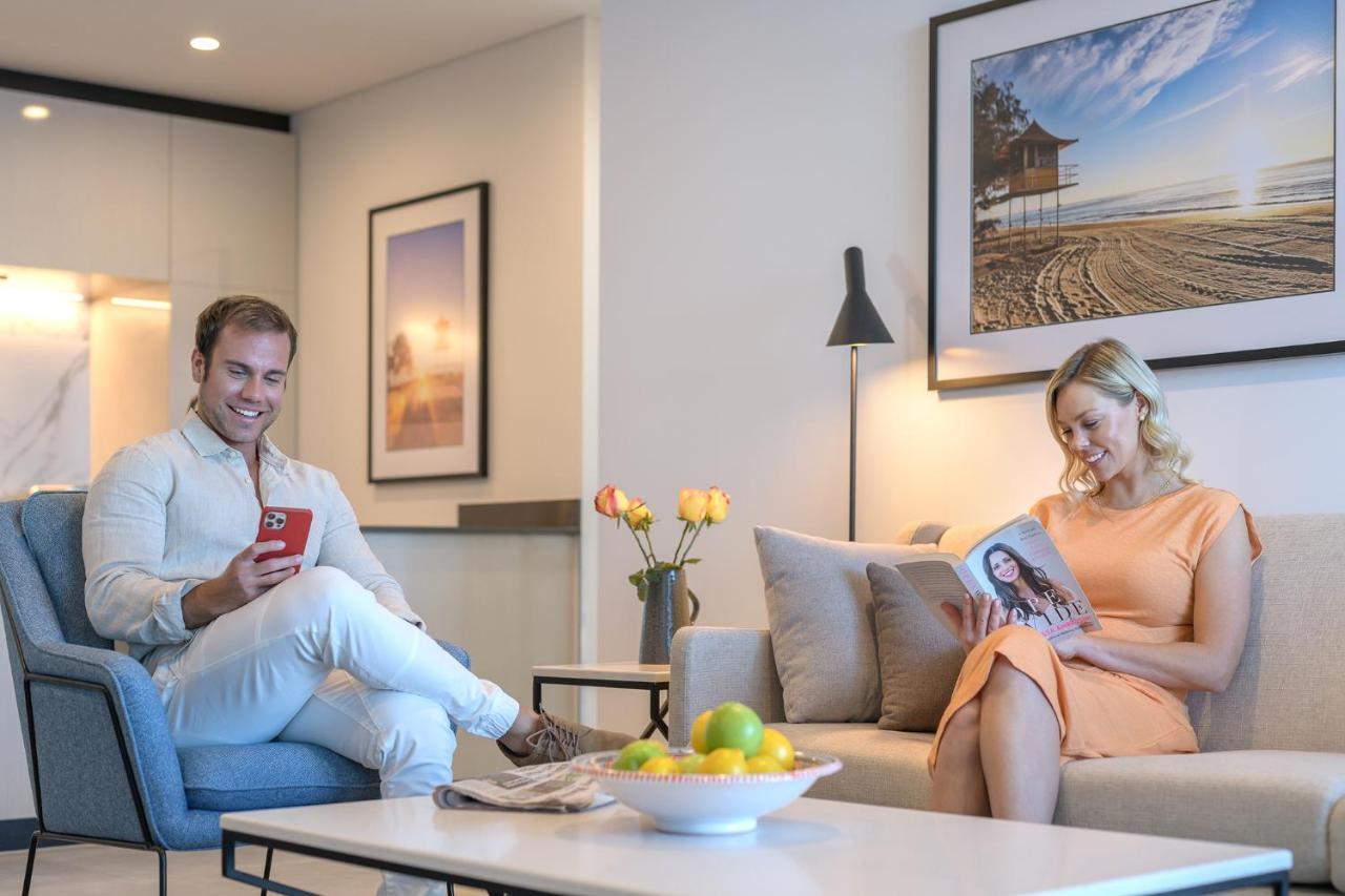 גולד קוסט Meriton Suites Surfers Paradise מראה חיצוני תמונה A couple reading a magazine in their living room