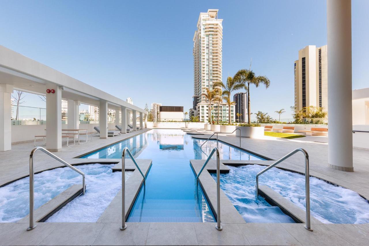 גולד קוסט Meriton Suites Surfers Paradise מראה חיצוני תמונה The pool at the hotel