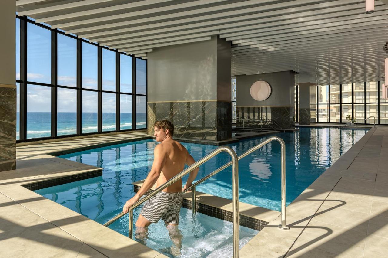 גולד קוסט Meriton Suites Surfers Paradise מראה חיצוני תמונה The swimming pool at the hotel