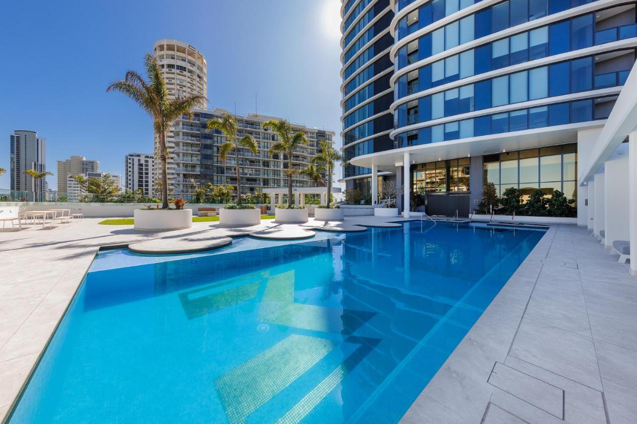 גולד קוסט Meriton Suites Surfers Paradise מראה חיצוני תמונה The swimming pool at the hotel