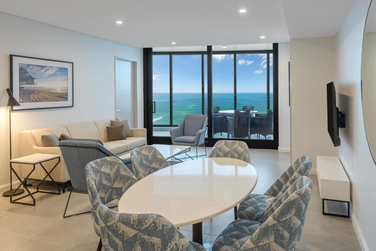 גולד קוסט Meriton Suites Surfers Paradise מראה חיצוני תמונה A living room in a modern apartment