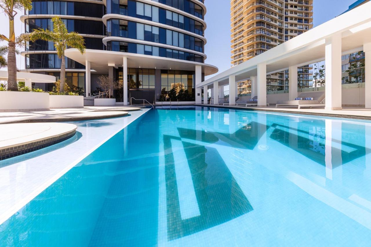 גולד קוסט Meriton Suites Surfers Paradise מראה חיצוני תמונה The swimming pool at the hotel