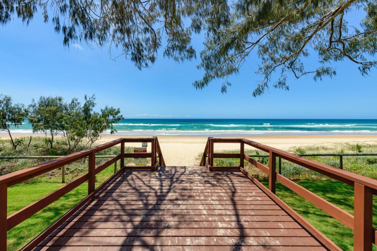 גולד קוסט Meriton Suites Surfers Paradise מראה חיצוני תמונה The boardwalk at the entrance to the beach