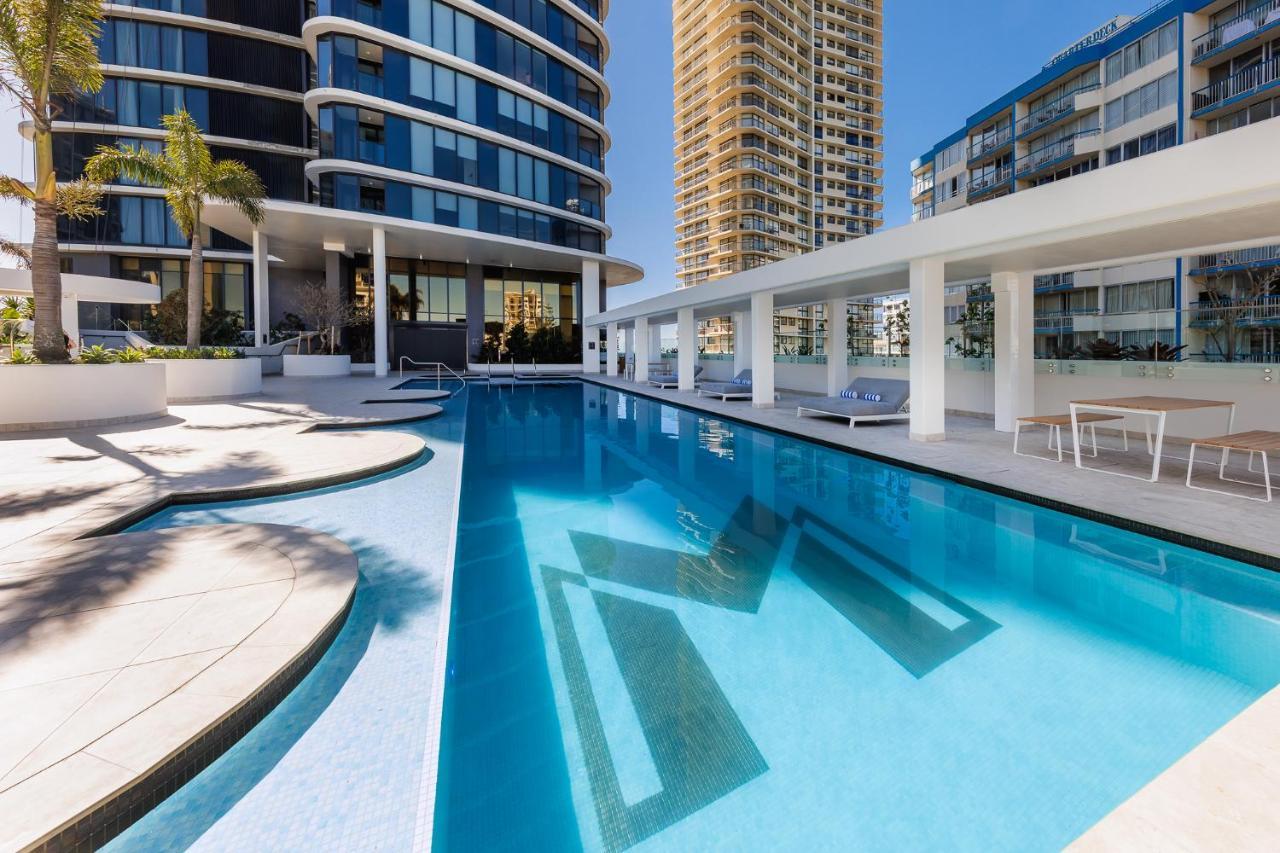 גולד קוסט Meriton Suites Surfers Paradise מראה חיצוני תמונה The swimming pool at the hotel