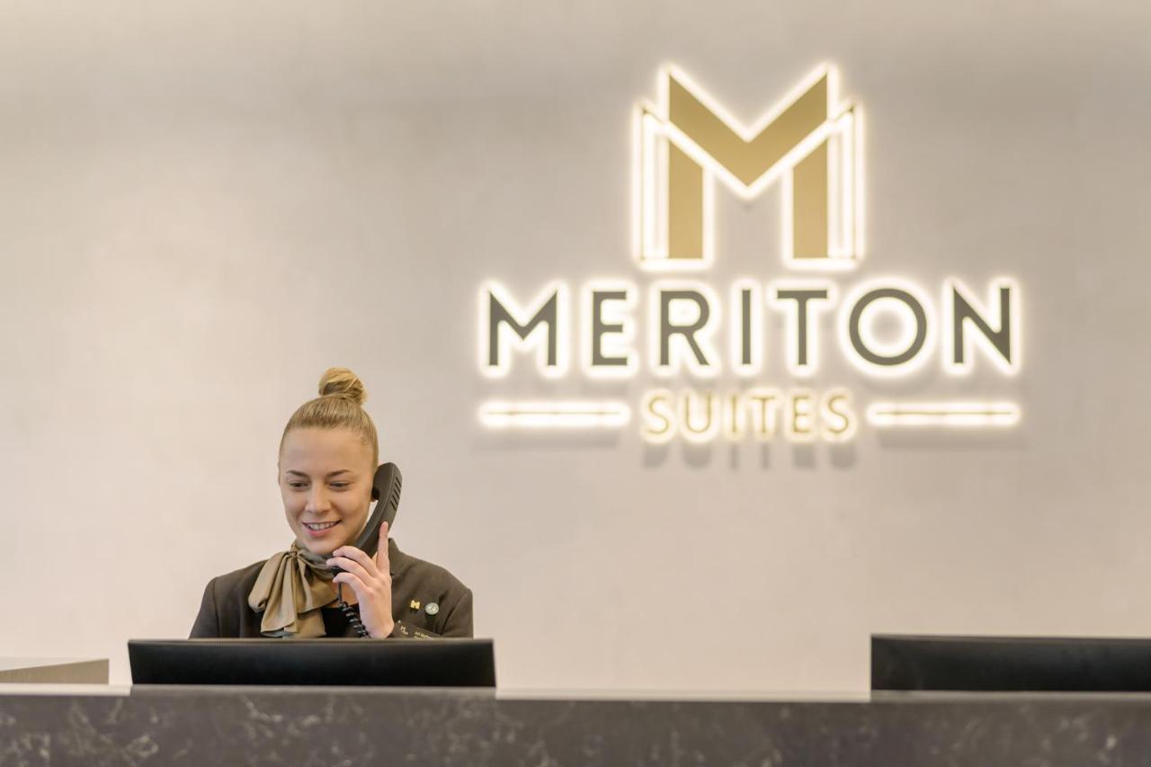 גולד קוסט Meriton Suites Surfers Paradise מראה חיצוני תמונה Meriton Suites reception