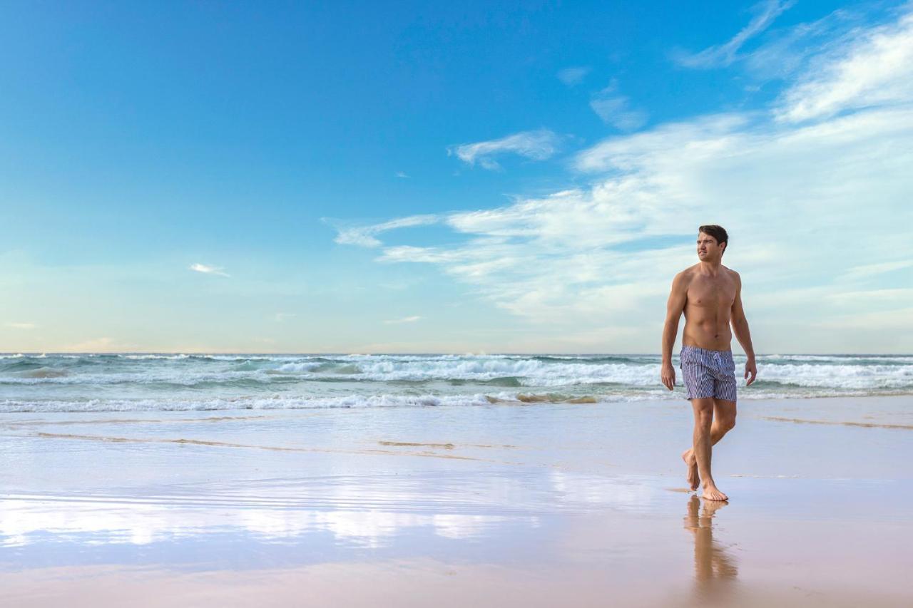 גולד קוסט Meriton Suites Surfers Paradise מראה חיצוני תמונה A man walking along the beach