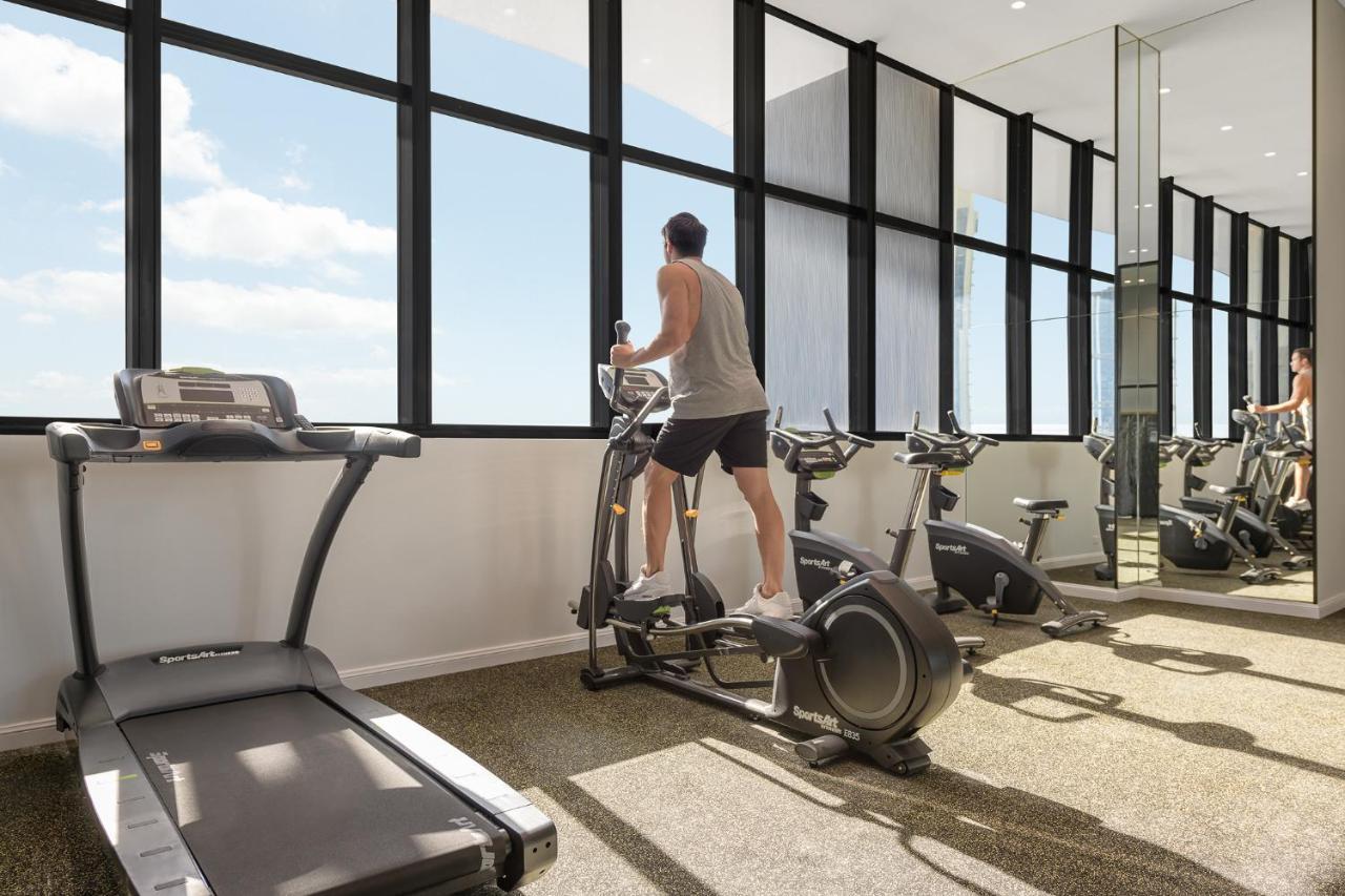 גולד קוסט Meriton Suites Surfers Paradise מראה חיצוני תמונה The gym at the top of the tower