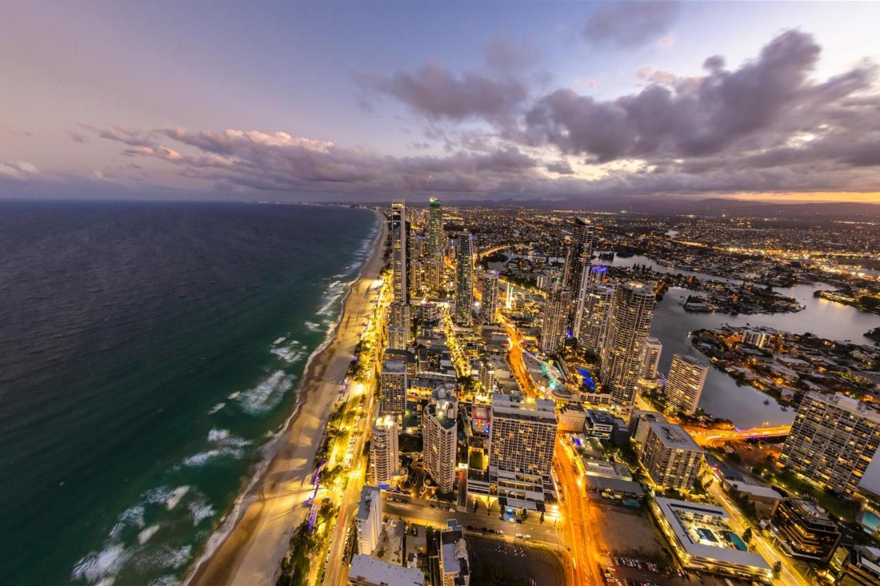 גולד קוסט Meriton Suites Surfers Paradise מראה חיצוני תמונה Aerial view of the Gold Coast skyline at dusk