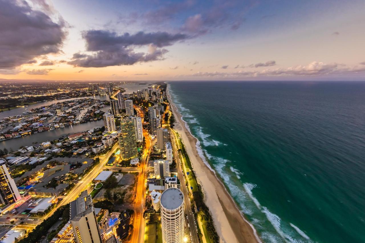 גולד קוסט Meriton Suites Surfers Paradise מראה חיצוני תמונה Aerial view of the Gold Coast skyline at dusk